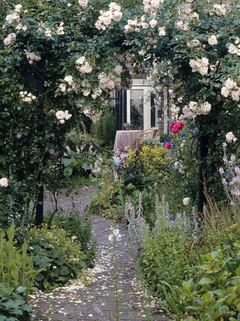 Traumgarten mit Rosenkranz