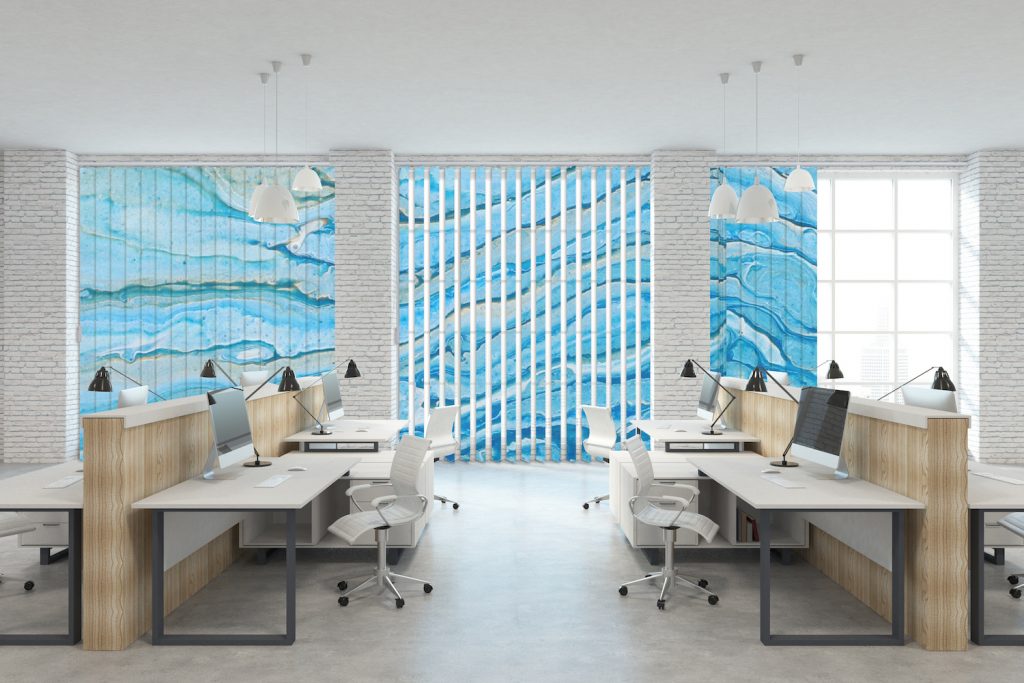 Büro mit Lamellenvorhang