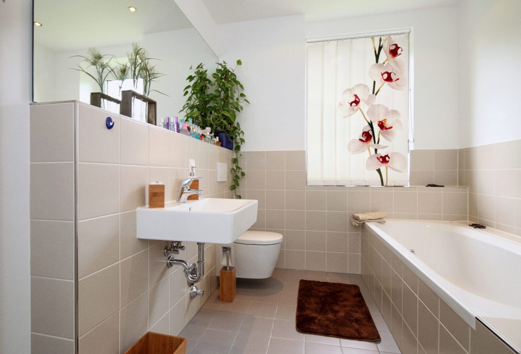 Badezimmer mit Lamellenvorhang Orchidee