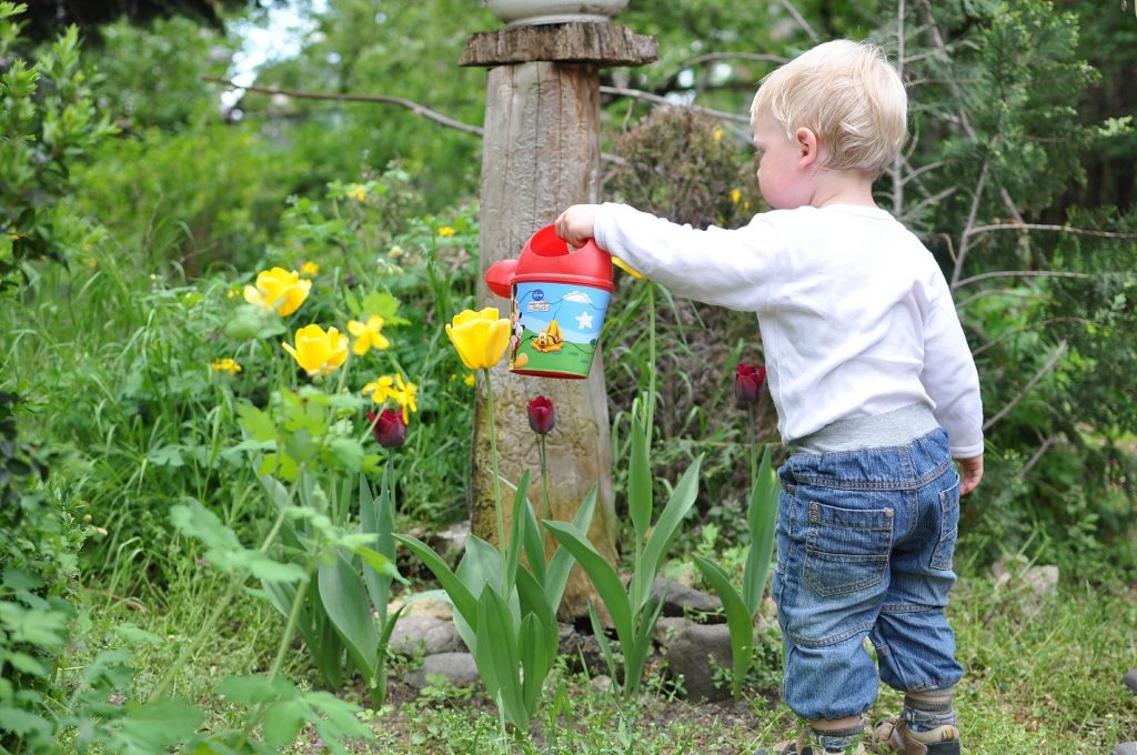 Kind im Garten