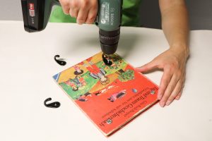 Nostalgie im Flur: Kinderbuch wird zum Schlüsselbrett • trendBlog