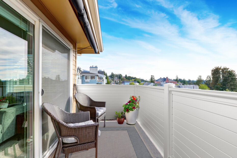 Guardi Balkon mit weißen Latten