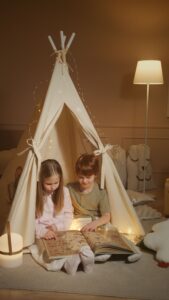 Familienfreundliches Wohnzimmer mit Tipi